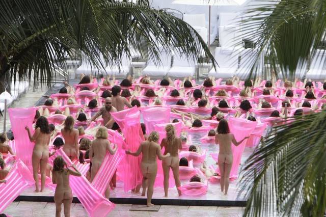 640px x 426px - Nude in South Beach for Spencer Tunick - Miamism