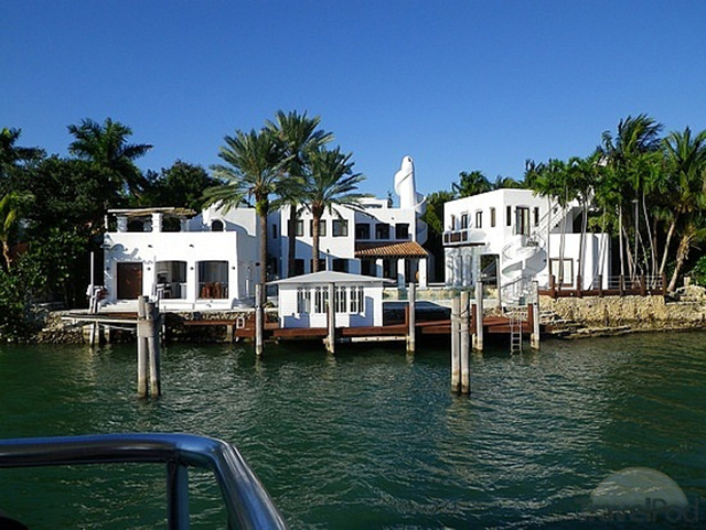 shakiras-miami-beach-home-back-market